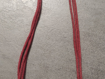 Vente au détail: Collier bicolore perles bois sur cordon rouge