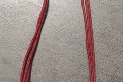 Sale retail: Collier bicolore perles bois sur cordon rouge