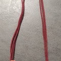 Vente au détail: Collier bicolore perles bois sur cordon rouge