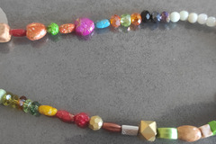 Vente au détail: collier multicolore raz de cou