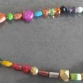Vente au détail: collier multicolore raz de cou