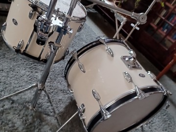 Selling with online payment: Slingerland 14x18 bass drum, 11x15 tom  1980