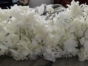 Selling: White Rose Bridal Table Centrepiece 