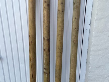 À vendre: 4 piquets en bois 
