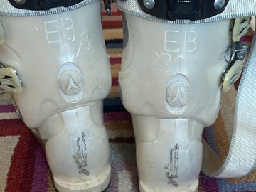 Winter sports: Atomic thermal comfort fit children ski boots 