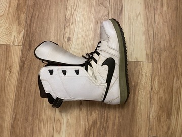Winter sports: Nike Vapour UK 10.5 Snowboard Boots