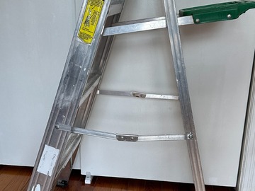 Renting out with online payment: Light & Mobile - Sturdy 4' Step Ladder