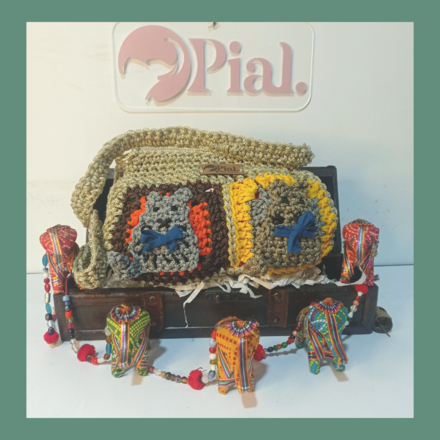 Bolsos y demás accesorios tejidos a mano en técnicas crochet y ma