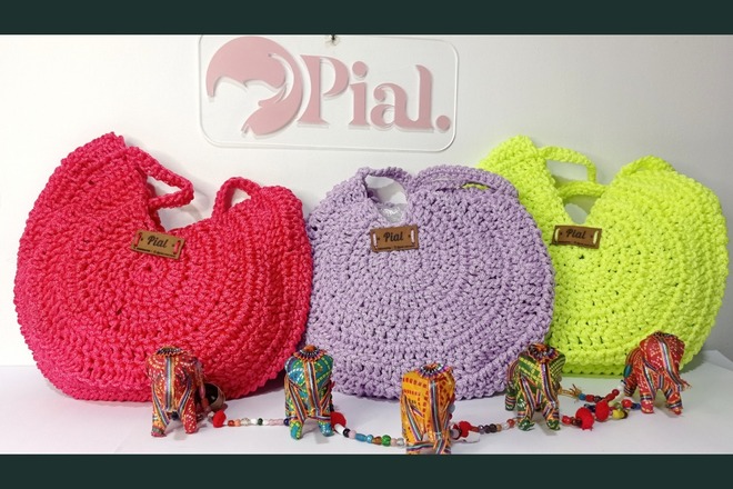 Bolsos y demás accesorios tejidos a mano en técnicas crochet y ma
