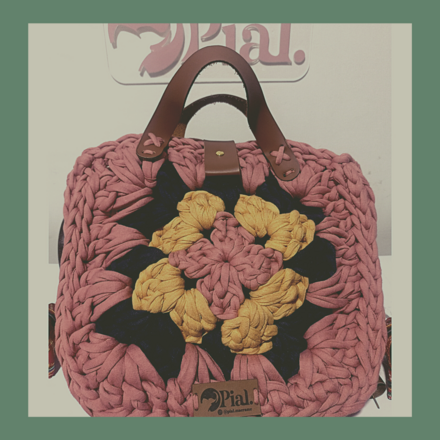 Bolsos y demás accesorios tejidos a mano en técnicas crochet y ma