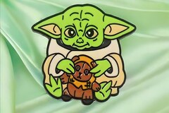 Servicios: Pin metálico baby yoda