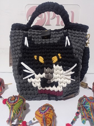 Bolsos y demás accesorios tejidos a mano en técnicas crochet y ma
