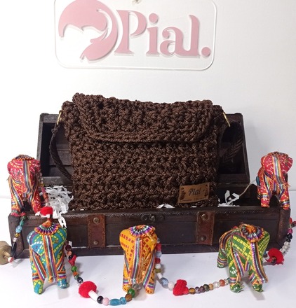 Bolsos y demás accesorios tejidos a mano en técnicas crochet y ma