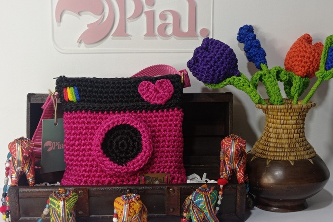 Bolsos y demás accesorios tejidos a mano en técnicas crochet y ma