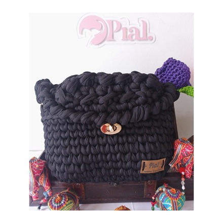 Bolsos y demás accesorios tejidos a mano en técnicas crochet y ma