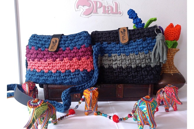 Bolsos y demás accesorios tejidos a mano en técnicas crochet y ma