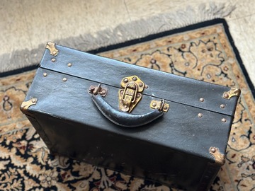 Selling with online payment: Vintage Small Wooden Carrying Case