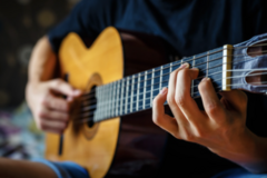 Requesting: Recherche cours de guitare domicile Poissy