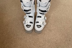 Winter sports: Salomon ski boots