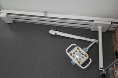 Gebruikte apparatuur: operatielamp met railsysteem A-Dec