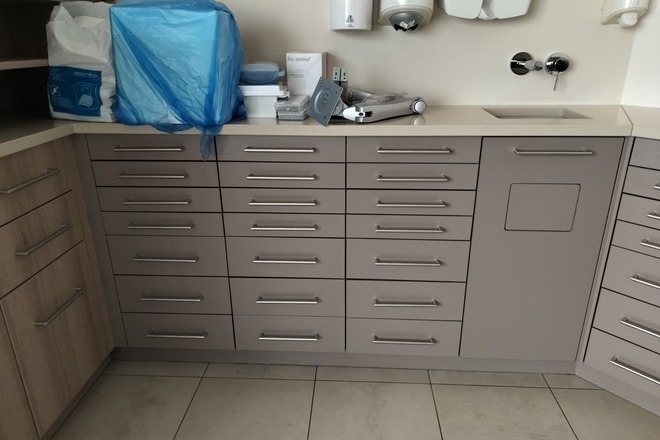 Praktijkkasten in rustgevend bruin en houtlook 