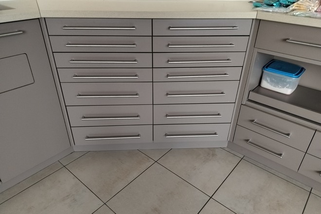 Praktijkkasten in rustgevend bruin en houtlook 