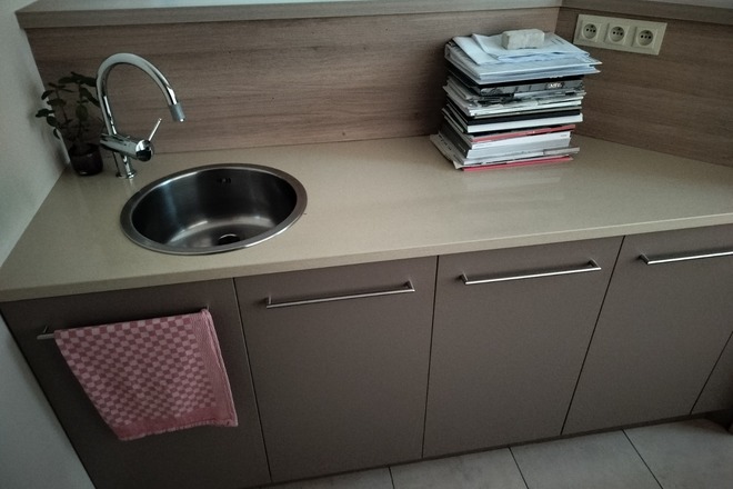 Praktijkkasten in rustgevend bruin en houtlook 