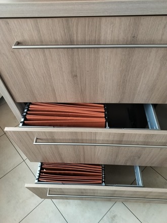 Praktijkkasten in rustgevend bruin en houtlook 