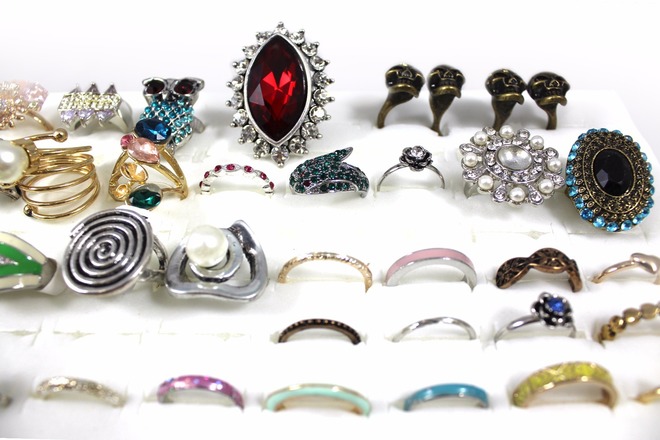 (1,047 Piece) Stylish Rings For Women - Fashion Jewelry Lot