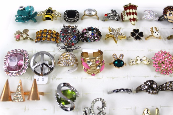 (1,047 Piece) Stylish Rings For Women - Fashion Jewelry Lot
