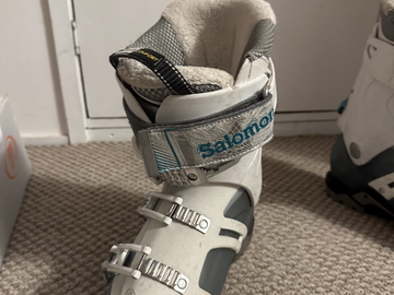 Winter sports: Salomon Ski boots - womens