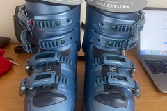 Winter sports: Salomon Ladies ski boot size 6