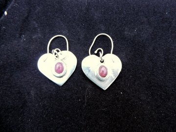 Sale retail: Boucles d'oreilles en forme de cœur avec des rubis brutes 