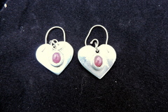 Vente au détail: Boucles d'oreilles en forme de cœur avec des rubis brutes 