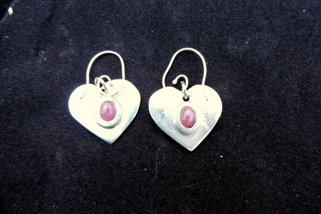 Boucles d'oreilles en forme de cœur avec des rubis brutes 