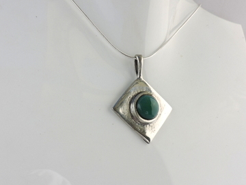 Sale retail: collier avec un pendentif en Agate verte