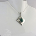 Vente au détail: collier avec un pendentif en Agate verte
