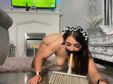 Naked Cleaners UK: Edinburgh Submissive cleaner looking for work