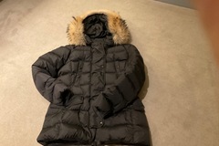 Winter sports: Black MONCLER puffer jacket with fur trim hood 