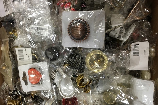 (1,047 Piece) Stylish Rings For Women - Fashion Jewelry Lot
