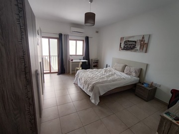 Rooms for rent: Large private bedroom with balcony in Msida