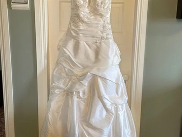 Selling: Strapless Wedding Dress
