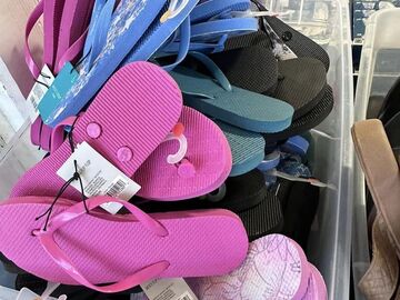 Comprar ahora: 50 pairs of Flip Flops. Assorted Kids and Adults all New with tag