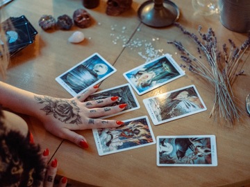 Selling: 12 Months Tarot Reading 