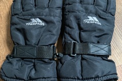 Winter sports: Trespass gloves 