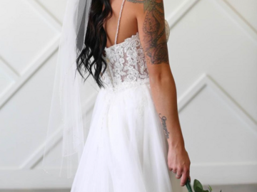 Selling: Beautiful Size 4 Wedding Dress