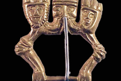 Sælge: Medieval belt buckle with 3 heads (Shipping in France)