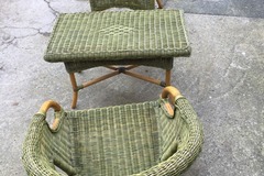 À vendre: Ensemble de deux chaises et une table en rotin