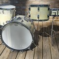 Selling with online payment: Rogers, 1968 Dayton Holiday drum set with matching Dyna-sonic