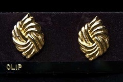 Comprar ahora: 25 pairs-Diamond Etched 14kt Goldtone Earrings--$2.00 pair